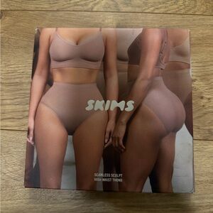 SKIMS SEAMLESS SCULPT HIGH-WAISTED THONG | 
MICA / S
Brand new, never worn.